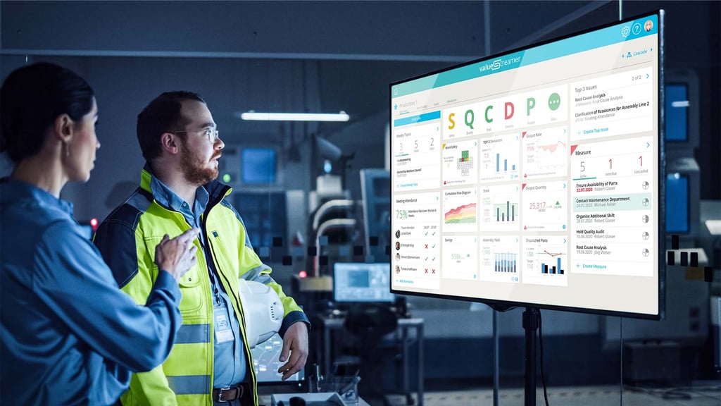 Zwei Personen betrachten digitales Shopfloor Board der Staufen.ValueStreamer GmbH