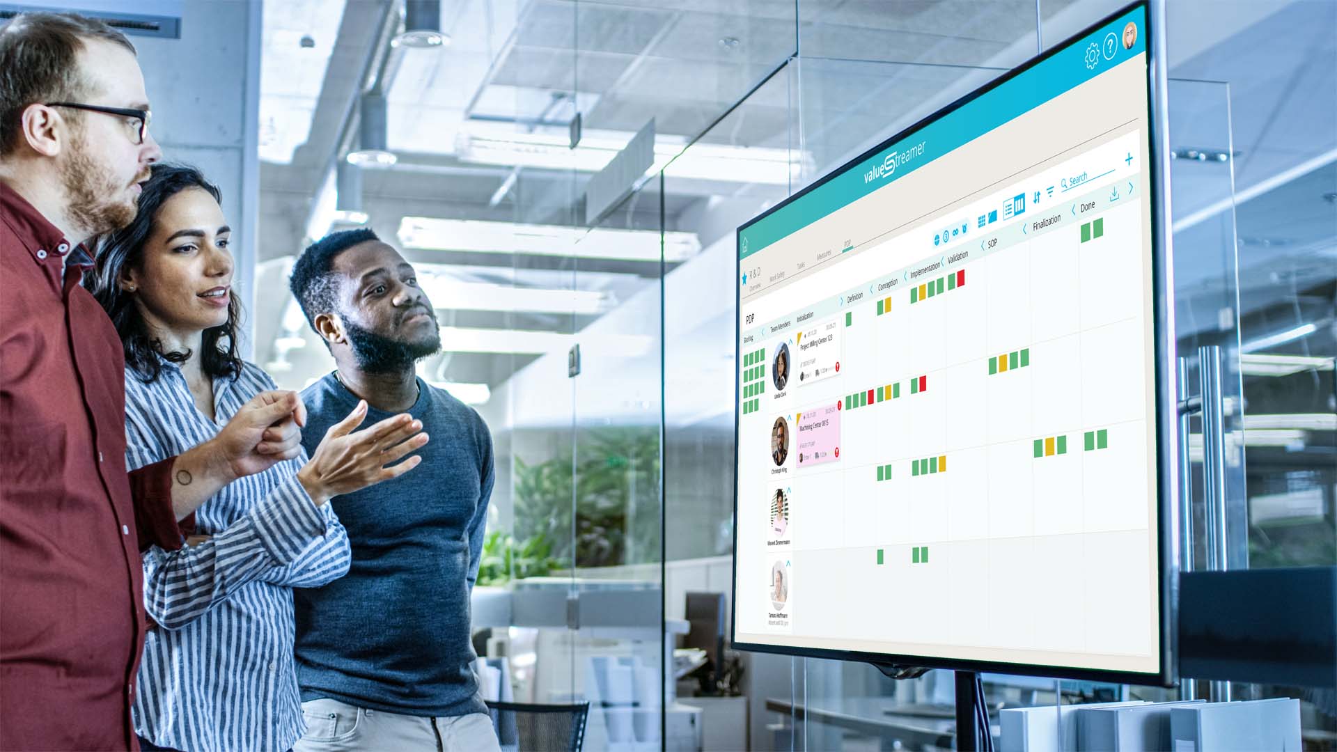 Projektteam betrachtet den Projektfortschritt auf digitalem Prozessboard.